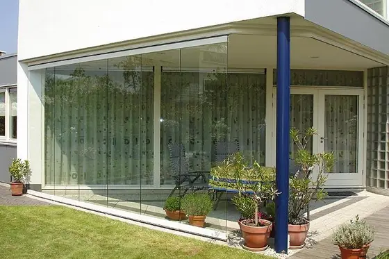 Innenansicht eines Sommergartens mit Gartenmöbeln