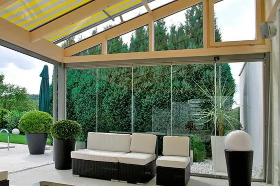 Sommergarten mit angeschlossenem Terrassendach