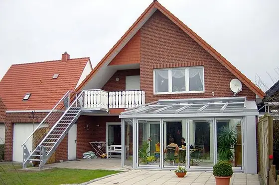 Wärmegedämmter Wintergarten mit Pultdach an einem Wohnhaus
