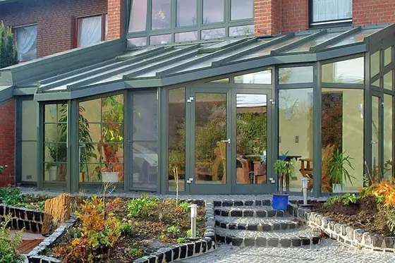 Wintergarten mit Satteldach und verglaster Front