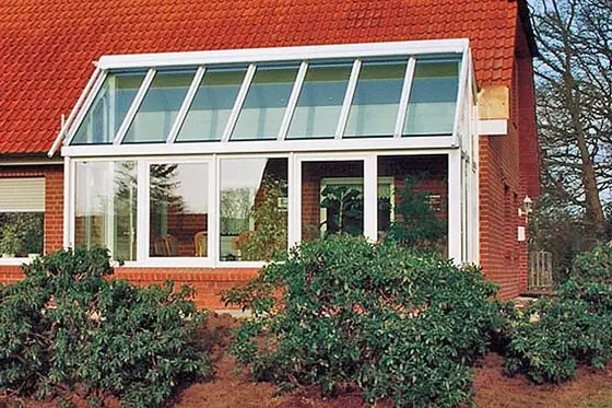 Wintergarten über Eck an einem Einfamilienhaus
