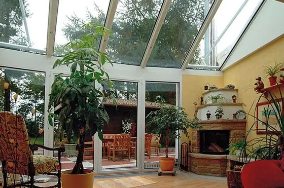 Wintergarten mit anthrazitfarbenen Aluminiumprofilen