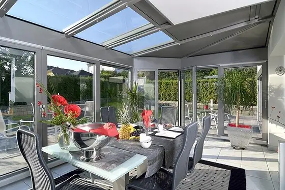 Wintergarten an einem Haus mit Klinkerfassade