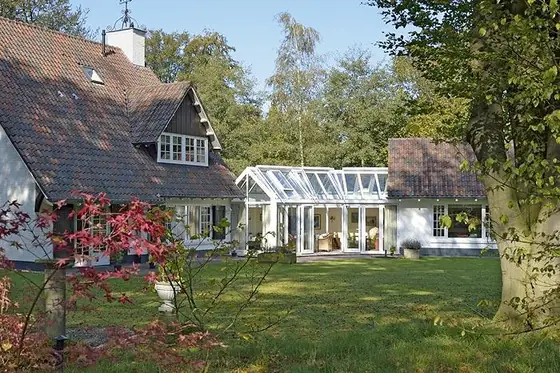 Wintergarten mit Beschattung über dem Glasdach