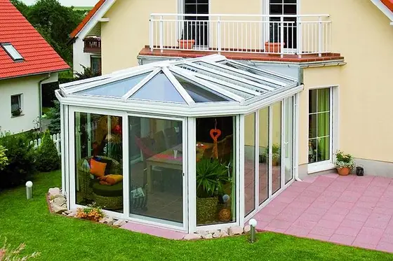 Wintergarten als heller Wohnraum mit Pflanzen