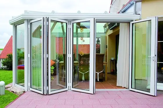 Wintergarten mit niedrigem Wandanschluss und Solarknick