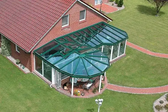 Wintergarten mit angrenzender offener Terrasse