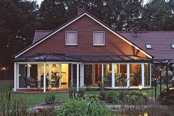 Wintergarten im Abendlicht mit eingeschalteter Beleuchtung