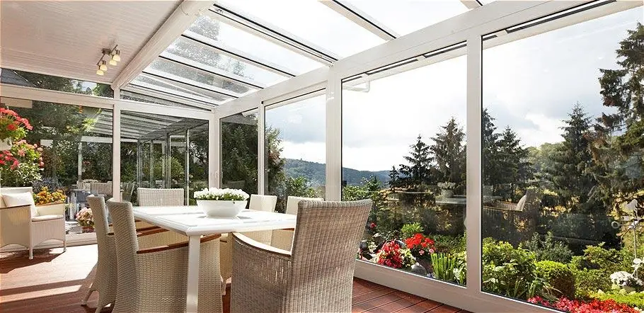 Sommergarten mit großen Glasschiebetüren