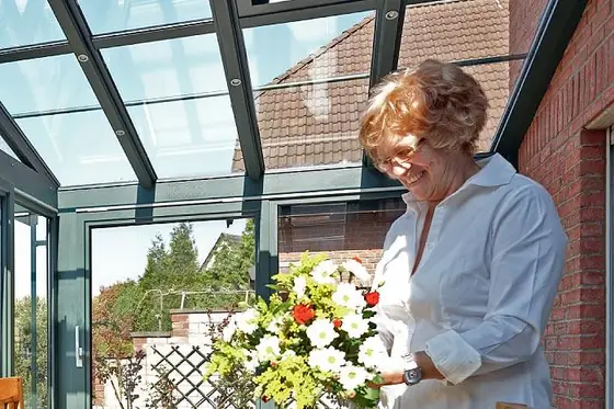 Wohnwintergarten mit Beschattung im Dach