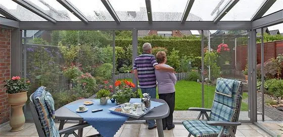 Großformatige Glasschiebetüren zum Garten