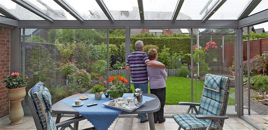 Wintergarten mit großformatigen Glasschiebetüren