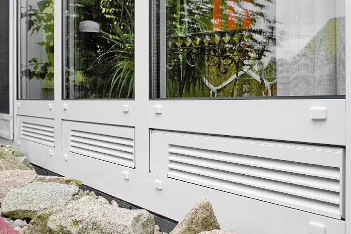 Bodenkonvektor vor der Glasfront eines Wintergartens