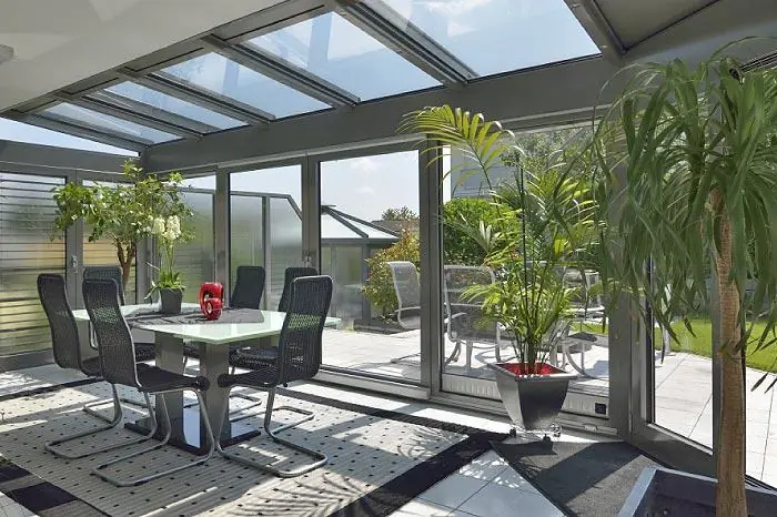 Wintergarten mit großflächiger Verglasung und heller Profilfarbe