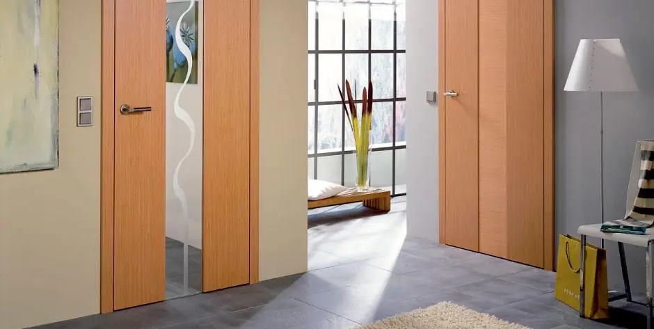 Designtür mit wandbündiger Zarge und verdeckten Bändern