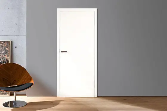 Graue Innentür mit Edelstahldrücker
