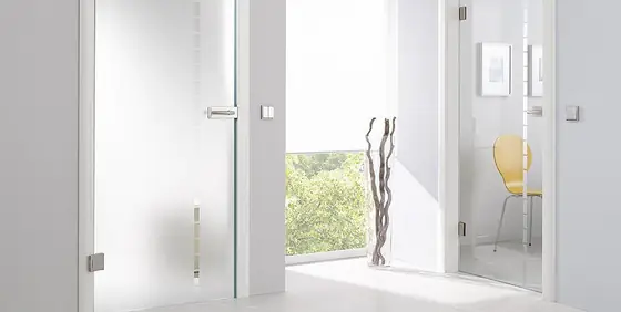 Ganzglas-Schiebetür vor der Wand laufend