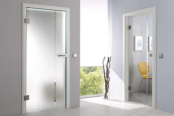 Glastür in Klarglas mit Edelstahlbeschlag