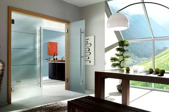 Glastür mit satinierter Fläche im Wohnbereich