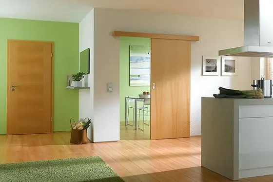 Glastür mit geschliffenem Dekor
