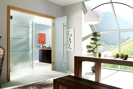Glastür mit Holzzarge im Altbau