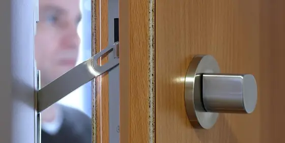 Wohnungseingangstür mit Schutzbeschlag