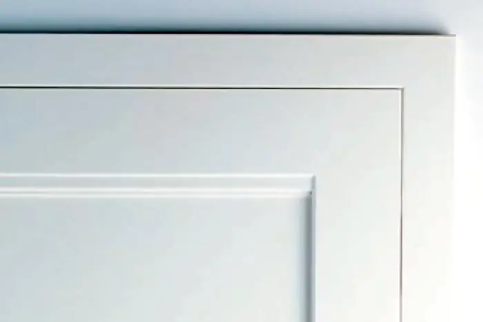 Weißlacktür in einem renovierten Altbau