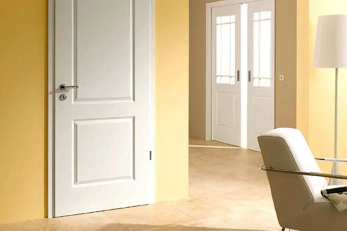 Weißlacktür mit Stahlzarge im Treppenhaus