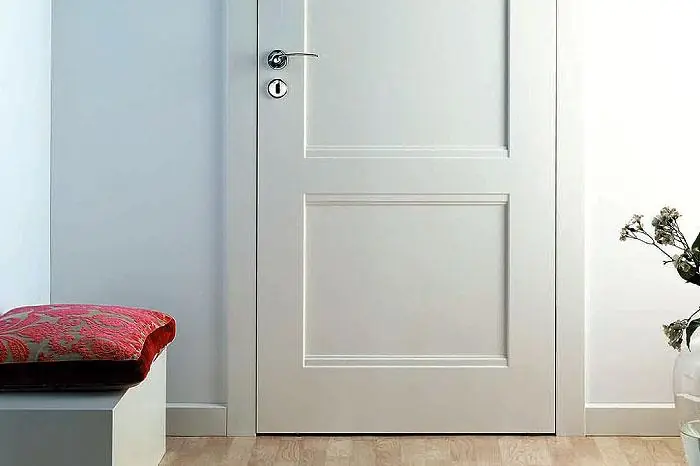Weißlacktür mit Lichtausschnitt und Sprossen